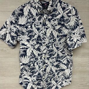 * | Vineyard Vines | button up. Size S.